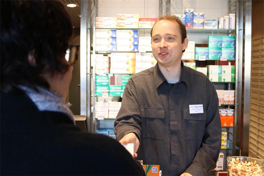 Castrop-Rauxeler Apotheken machen sich Sorgen Andreas Lohmann nimmt sich in der Altstadt-Apotheke am Markt viel Zeit für seine Kunden.