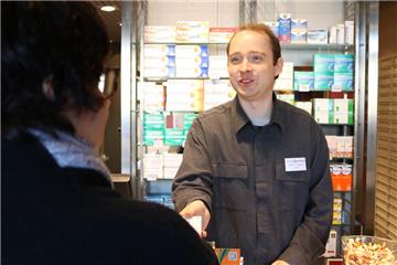 Andreas Lohmann nimmt sich in der Altstadt-Apotheke am Markt viel Zeit für seine Kunden.
