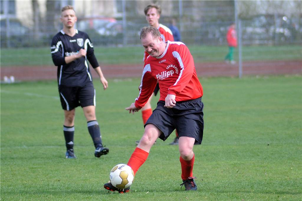 TuS Henrichenburg gründet neues Team und setzt in der Kreisliga auf junge Oldies Andreas Menne (am Ball) baut mit Dino Viotto die neue dritte Mannschaft des TuS Henrichenburg auf.