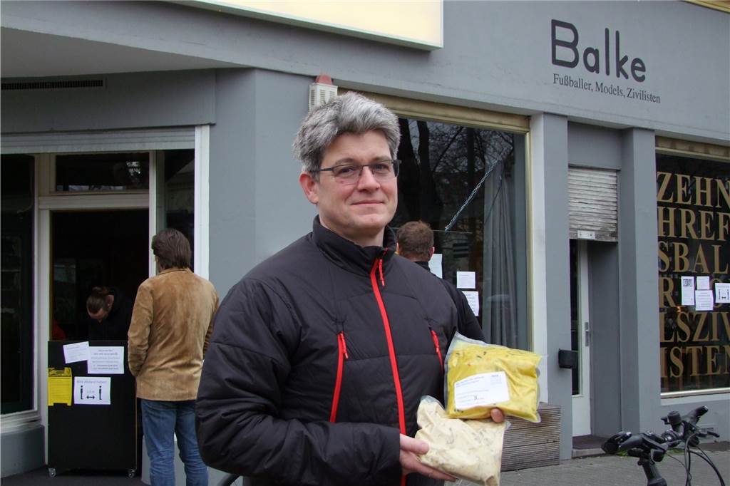 Fensterverkauf von Dortmunder Restaurants kommt gut an - und wird größer Andreas Menzel hat bei Balke den Fensterverkauf ausprobiert. "Ich finde es gut, die Gastronomen zu unterstützen."