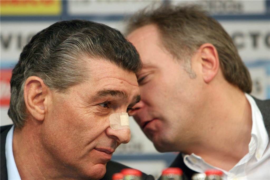 Assauer-Nachfolger Müller bestreitet die Aussagen von Trainer Kasper Rudi Assauer und Andreas Müller (r) unterhalten sich bei einer Pressekonferenz (19.04.2006) in Gelsenkirchen vor dem Fußball-UEFA-Pokal-Halbfinal-Hinspiel gegen den FC Sevilla in der Veltins-Arena in Gelsenkirchen.