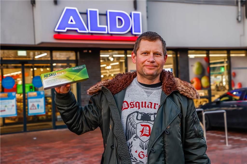 Andreas Nachtigall hat ihn in der Hand: einen der ersten in Castrop-Rauxel im Handel zu erwerbenden Corona-Schnelltest.