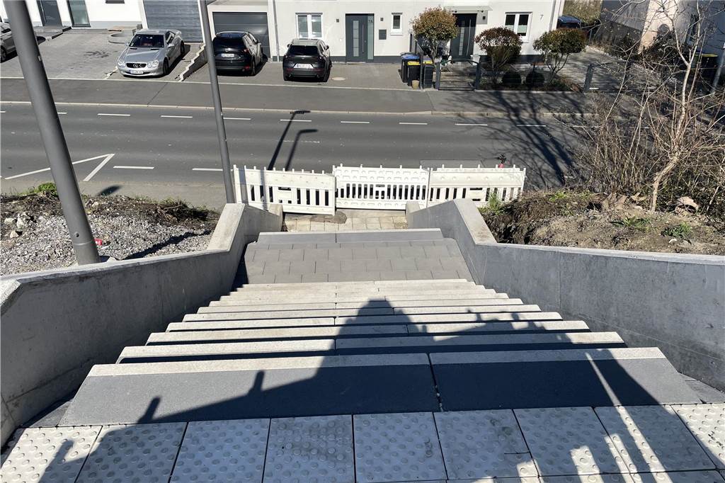 Andreas Nolte (46) ärgert die verwaiste Bahnhofs-Baustelle in Marten Der Bahnhofs-Umbau in Marten ist noch immer nicht abgeschlossen.