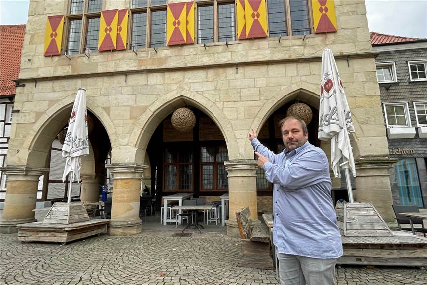 Altes Rathaus in Werne: Gastronom darf Werbeschriftzug nun doch anbringen Andreas Nozar, Wirt vom Stilvoll im Rathaus, weist auf die Stelle, wo schon längst seine neue Außenwerbung hängen sollte.