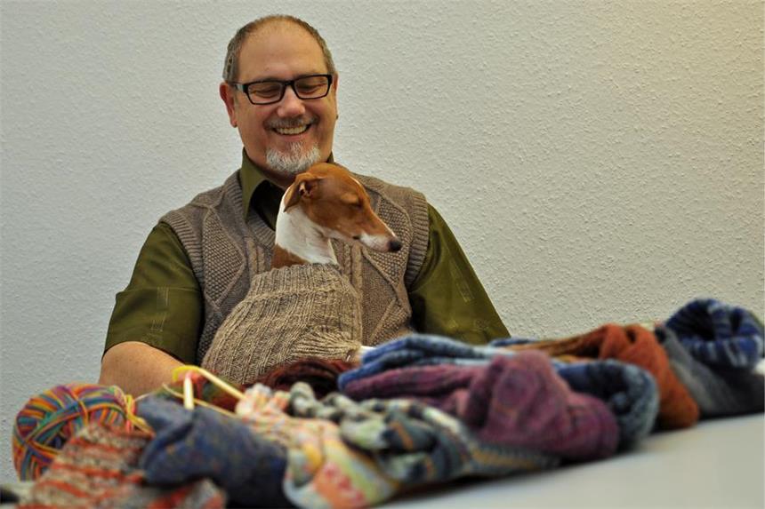 Andreas Pieper hat ein untypisches Hobby Andreas Pieper ist im Strickclub von Castrop-Rauxel aktiv. Seinem Hund Paladin, einem Italienischen Windspiel, hat er einen Pullover gestrickt.