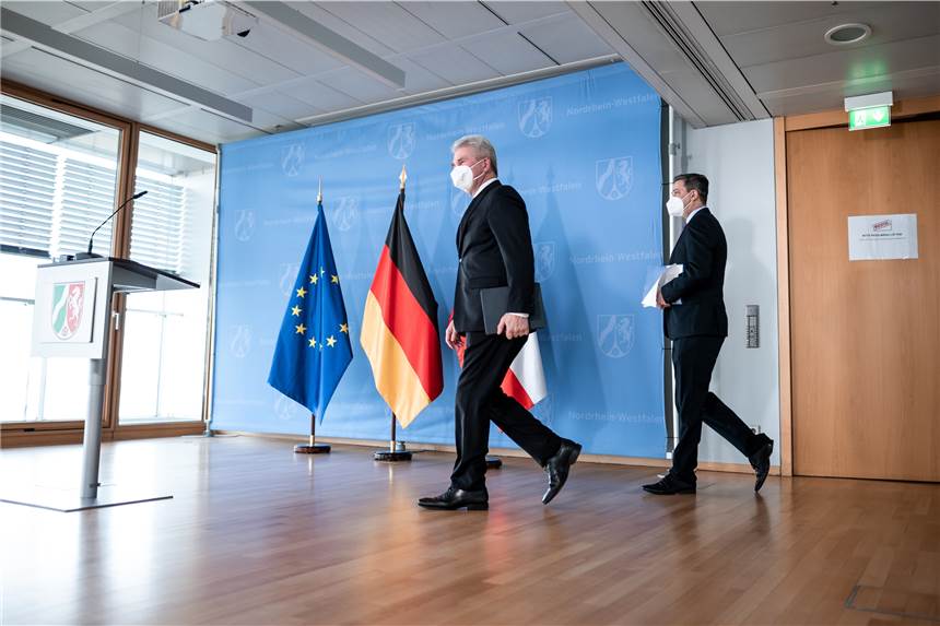 NRW-Modellprojekte können nicht pünktlich starten Andreas Pinkwart (l, FDP), Wirtschaftsminister von Nordrhein-Westfalen, betritt den Raum zur Pressekonferenz. Pinkwart informiert über Modellprojekte der Kommunen für beschränkte Corona-Lockerungen bei einer Pressekonferenz in Düsseldorf.