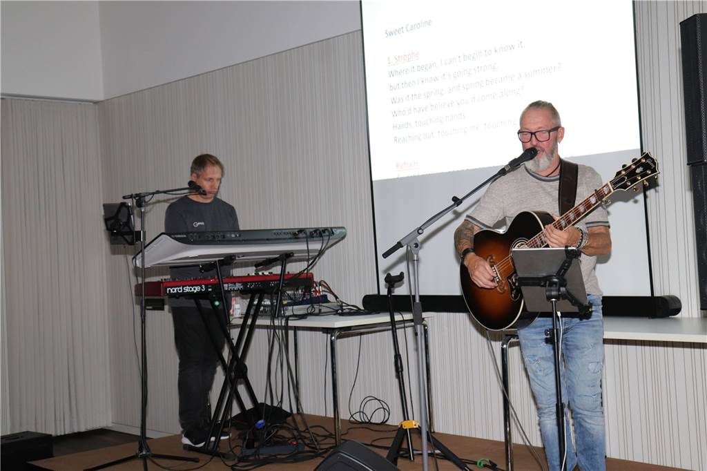 „Olfen ist sensationell“: So war das Mitsing-Konzert im Leohaus Andreas Recktenwald am Keyboard und Andreas Löbbecke an der Gitarre gestalteten das Rudelsingen.