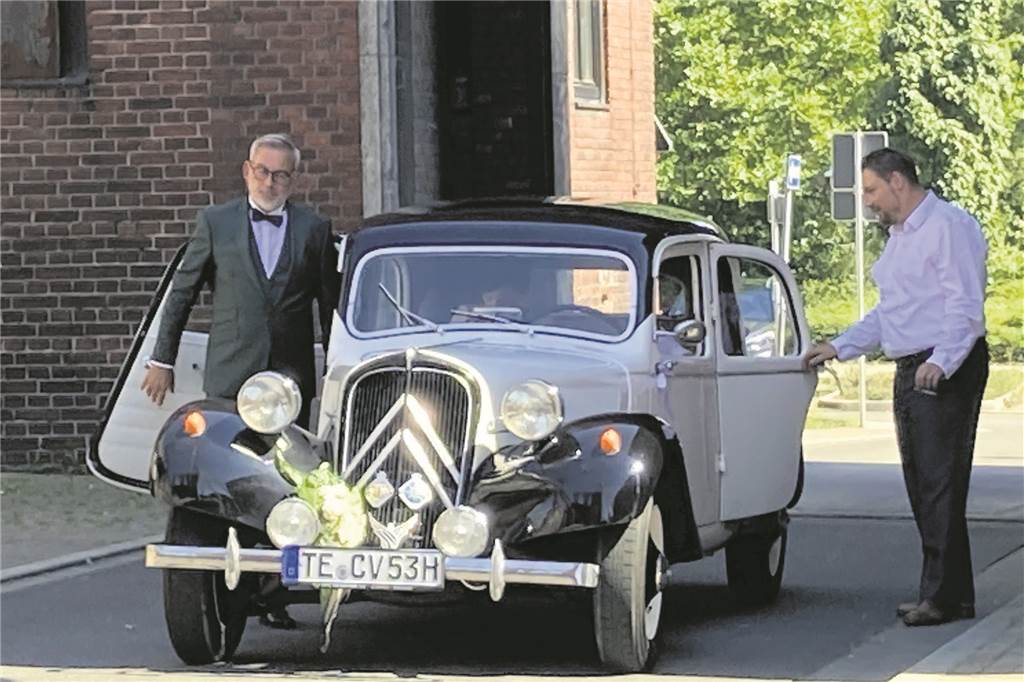 „Willkommen in meinem Leben“: Maik und Andreas heiraten auf Schlägel & Eisen in Herten Andreas Reinhardt (60) wird im Oldtimer zur Trauung gefahren.