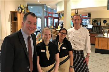 Andreas Riepe (l.) und seine Mitarbeiter kümmern sich um das Ringhotel am Stadtpark - mitsamt dem Restaurant.