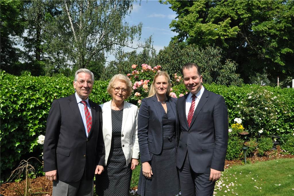Andreas Riepe (v.r.) mit seiner Frau Anja und seinen Eltern Rosemarie und Bernd Riepe im Außenbereich des Lüner Hotels am Stadtpark.