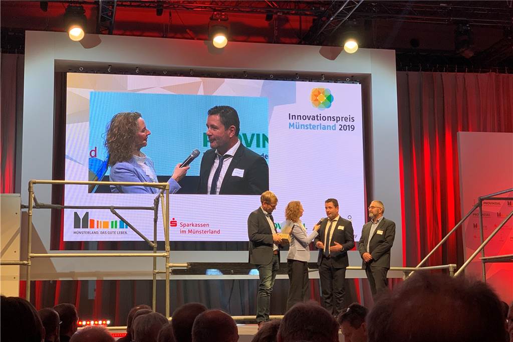 Schutz vor Terror: Heeker Unternehmen „Pollermax“ gewinnt den Innovationspreis Andreas Rosery „muss“ der Moderatorin Rede und Antwort stehen.