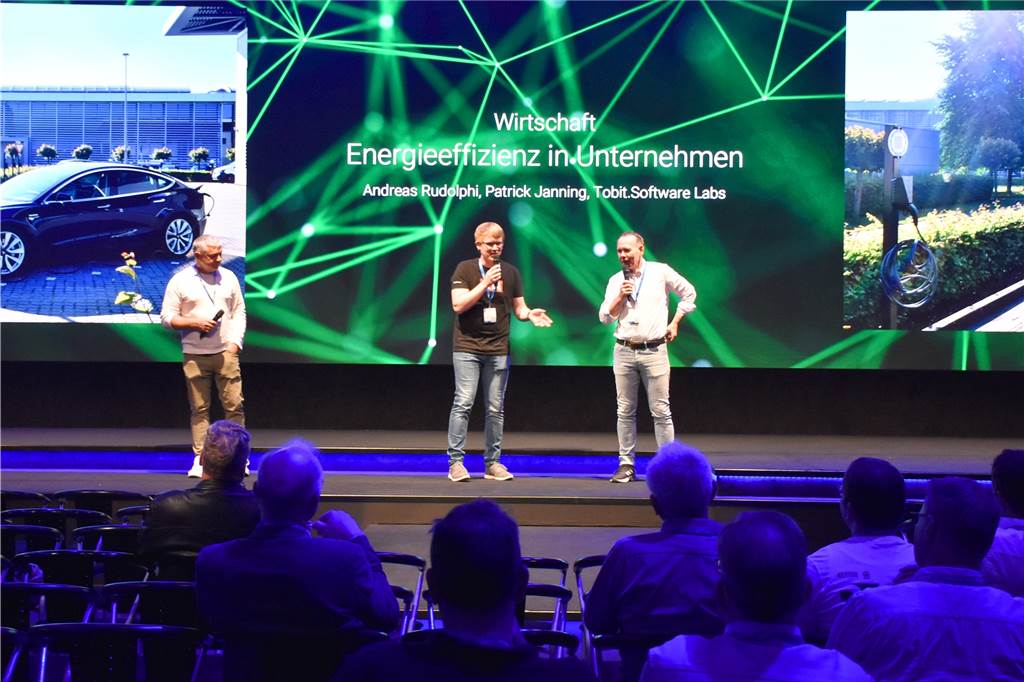 Andreas Rudolphi (l.) und Patrick Janning (M.) im Gespräch mit Dieter van Acken: Bei den Tobit.Labs wurden schon vor zwölf Jahren die ersten Lampen gegen LEDs getauscht, um Energie zu sparen. Aktuell laufen Planungen, um weitere PV-Anlagen zu installieren.