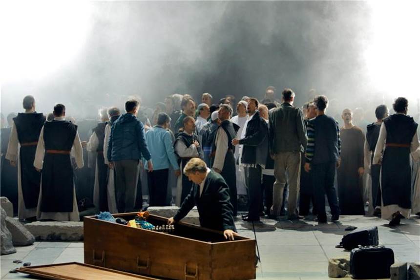 Bayreuther Festspiele gehen mit „Parsifal“ weiter Andreas Schager als Parsifal samt Chor. Die Wagner-Oper wird bei den Bayreuther Festspielen aufgeführt. Foto: Enrico Nawrath/Festspiele Bayreuth