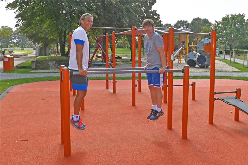 Dips sind nicht nur was für Cracker, sondern auch für Cracks - Fitnesstrainer zeigt Übung am Barren Andreas Schilasky, Andreas Leistner - Fit im Bürgerpark