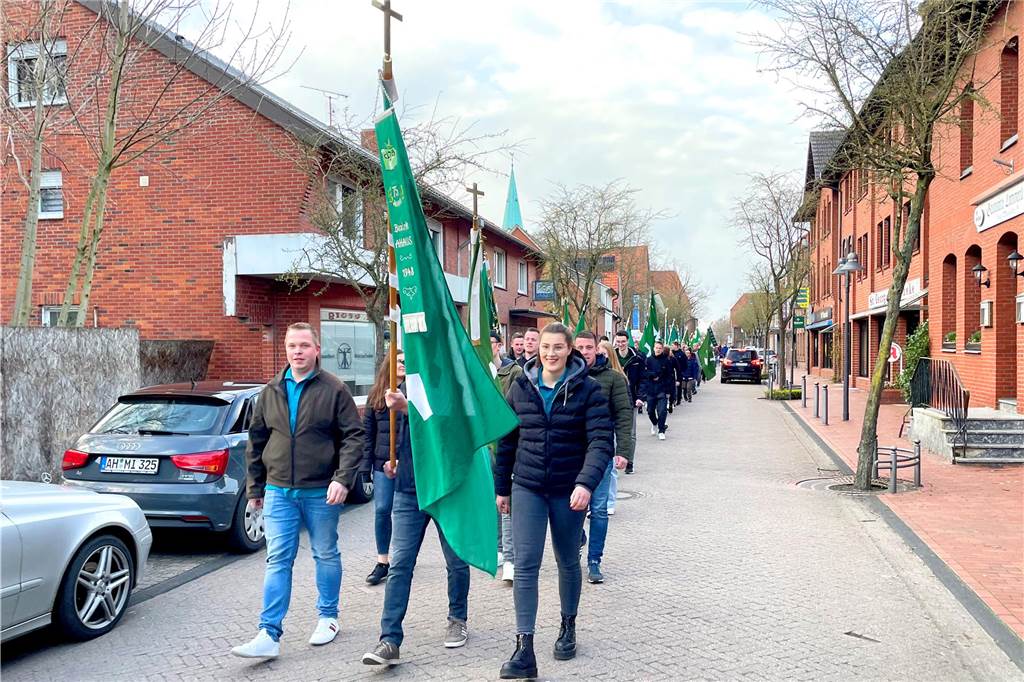 Andreas Söbbing (l.) und Maria Ostendorf (r.) stehen an der Spitze von rund 2500 KLJB-Mitgliedern im Bezirk Ahaus – hier beim Bannerumzug vor der Messe in Ottenstein. Die Mitglieder von 20 Ortsgruppen im Altkreis Ahaus feiern Ende April ihre Jubiläumsparty bei Karpaten. Schon jetzt läuft der große Strohpuppenwettbewerb.