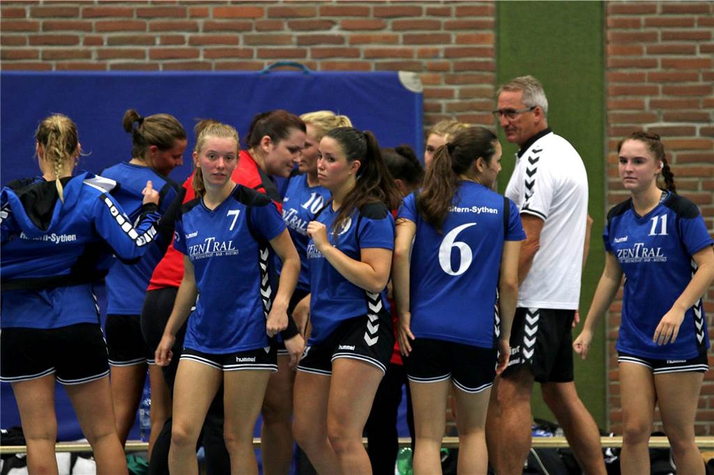 HSC-Damen gehen mit neuem Trainer Andreas Stolz „mit richtig Bock“ in die Saison Andreas Stolz (2.v.r.) hat Mitte Juni das Ruder bei den Halternerinnen übernommen. Foto: Privat