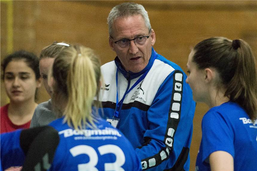 „Glücklich und mega müde“: HSC-Trainingslager endet mit deutlichem Sieg Andreas Stolz und die Damen des HSC Haltern-Sythen haben ein anstrengendes Wochenende mit einem deutlichen Sieg beendet.