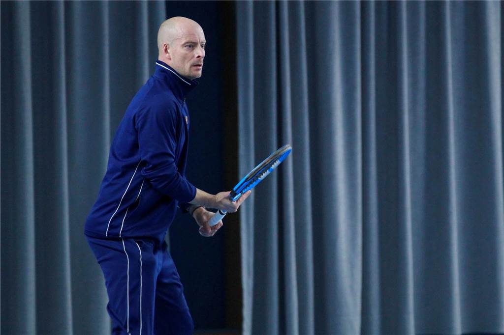 Mission Titelverteidigung für Andreas Thiveßen Andreas Thiveßen mit Tennisschläger.