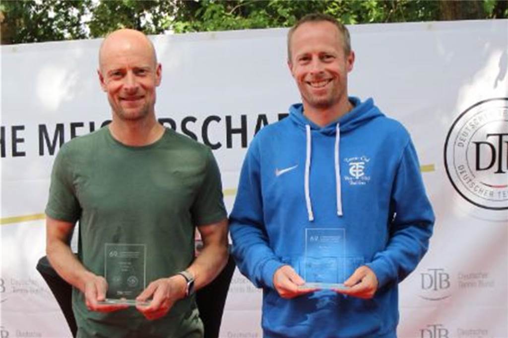 Andreas Thiveßen (l.) schlug Thomas Burgemeister im Finale der Herren 40.