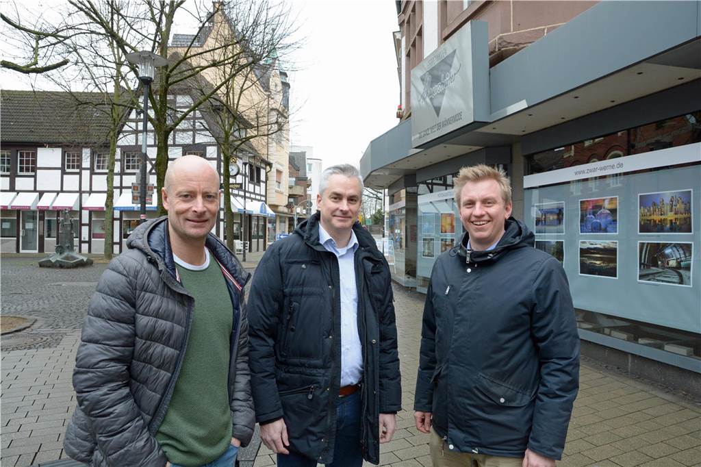 Verzögerungen bei Umzug von Bücher Beckmann und Werne Marketing Andreas Thiveßen (l.) und Dietmar Heinen von der Hausgesucht GmbH mit Lars Werkmeister vom Stadtmarketing.