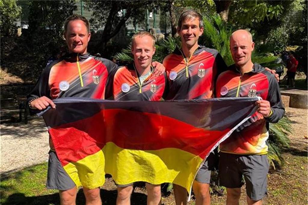 Andreas Thiveßens WM-Erlebnis in Lissabon Andreas Thiveßen (r.) hält mit drei weiteren Tennisspielern die deutsche Fahne hoch.
