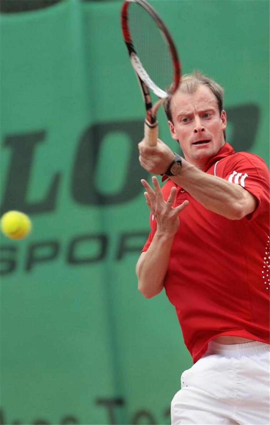 Thivessen verpasst Endspiel bei Deutschen Meisterschaften Andreas Thivessen zeigte im Halbfinale der Deutschen Meisterschaften der Jungsenioren nicht sein bestes Tennis.