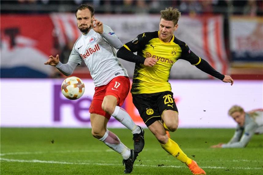 Peinliches Aus für den BVB - 0:0 in Salzburg reicht nicht Andreas Ulmer vom FC Salzburg (l) und BVB-Spieler Lukasz Piszczek im Zweikampf um den Ball. Foto: Matthias Balk