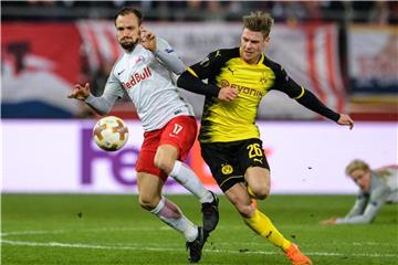 Andreas Ulmer vom FC Salzburg (l) und BVB-Spieler Lukasz Piszczek im Zweikampf um den Ball. Foto: Matthias Balk