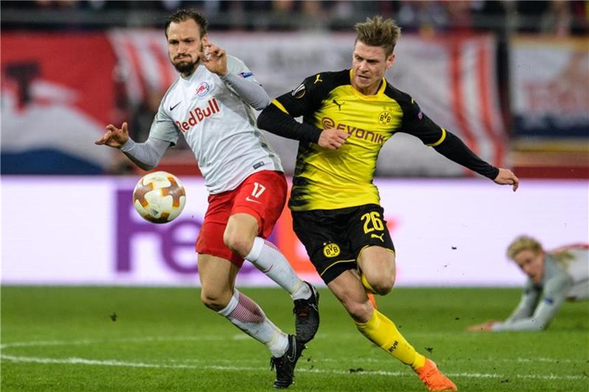 Achtelfinal-Aus für Dortmund in der Europa League Andreas Ulmer von Salzburg (l) und Lukasz Piszczek von Dortmund im Zweikampf um den Ball. Foto: Matthias Balk/Aktuell