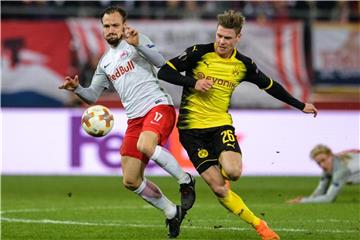 Andreas Ulmer von Salzburg (l) und Lukasz Piszczek von Dortmund im Zweikampf um den Ball. Foto: Matthias Balk/Aktuell
