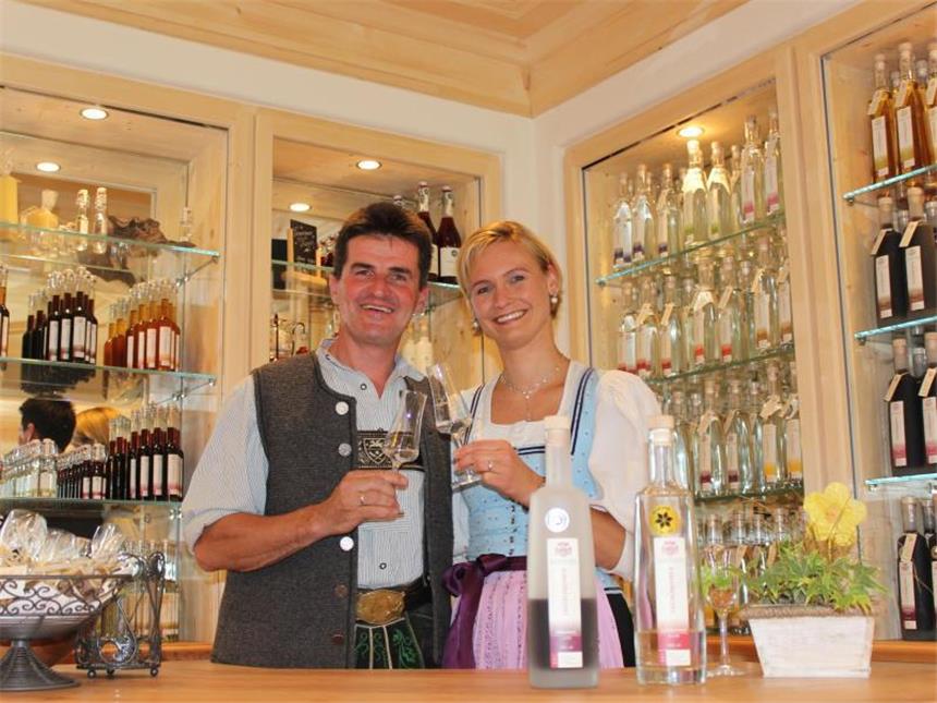 Von Hüten und Hollywood - Tradition am Tegernsee Andreas und Anna-Maria Liedschreiber brennen ihre eigenen Liköre. Foto: Lea Sibbel
