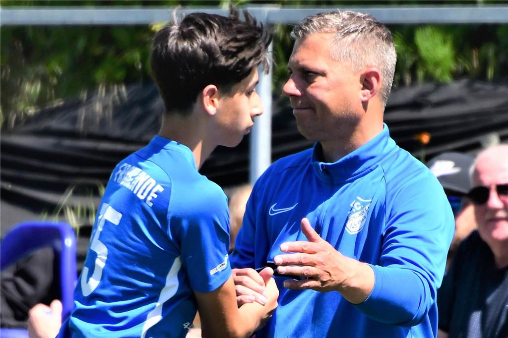 Transfer in die Bezirksliga in letzter Sekunde geplatzt: Marc Olschewski ist „maßlos enttäuscht“ Andreas Vedral klatscht seinen Spieler ab.