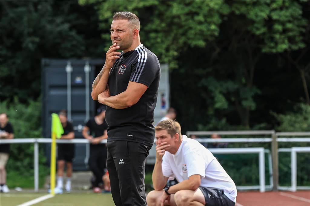 Intensives Dortmunder Landesliga-Derby: Hannibal-Stürmer verzweifelt an Sölde-Schlussmann Andreas Venezia ist Trainer des TuS Hannibal.
