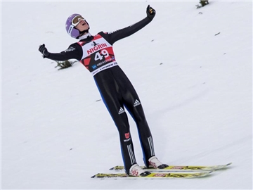Andreas Wellinger flog in Oberstdorf erneut zu einem Schanzenrekord. Foto: Daniel Karmann