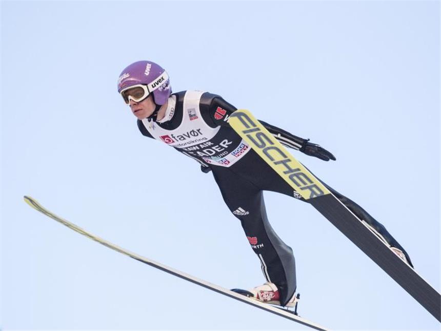 Wellinger holt sich Schwung für Winter Andreas Wellinger wurde beim Sommer-Grand-Prix-Finale in Klingenthal Zweiter hinter Gesamtsieger Kubacki. Foto: Terje Bendiksby/NTB scanpix