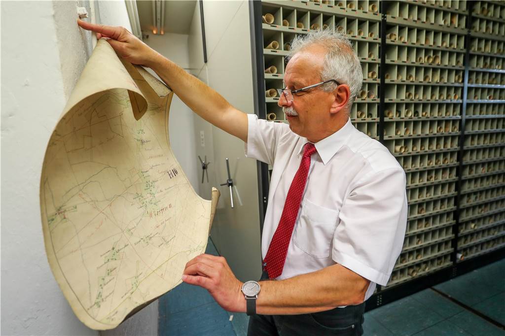 Andreas Welz leitet das Dezernat Nachbergbau bei der Bergbehörde. Im Keller des ehemaligen Oberbergamtes lagern 130.000 Karten zum Bergbau in NRW.