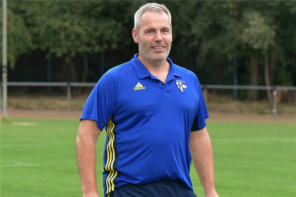 Warum geht nicht mehr im Frauenfußball? Frauen- und Mädchentrainer Andreas Wenning auf dem Platz der SpVgg Vreden