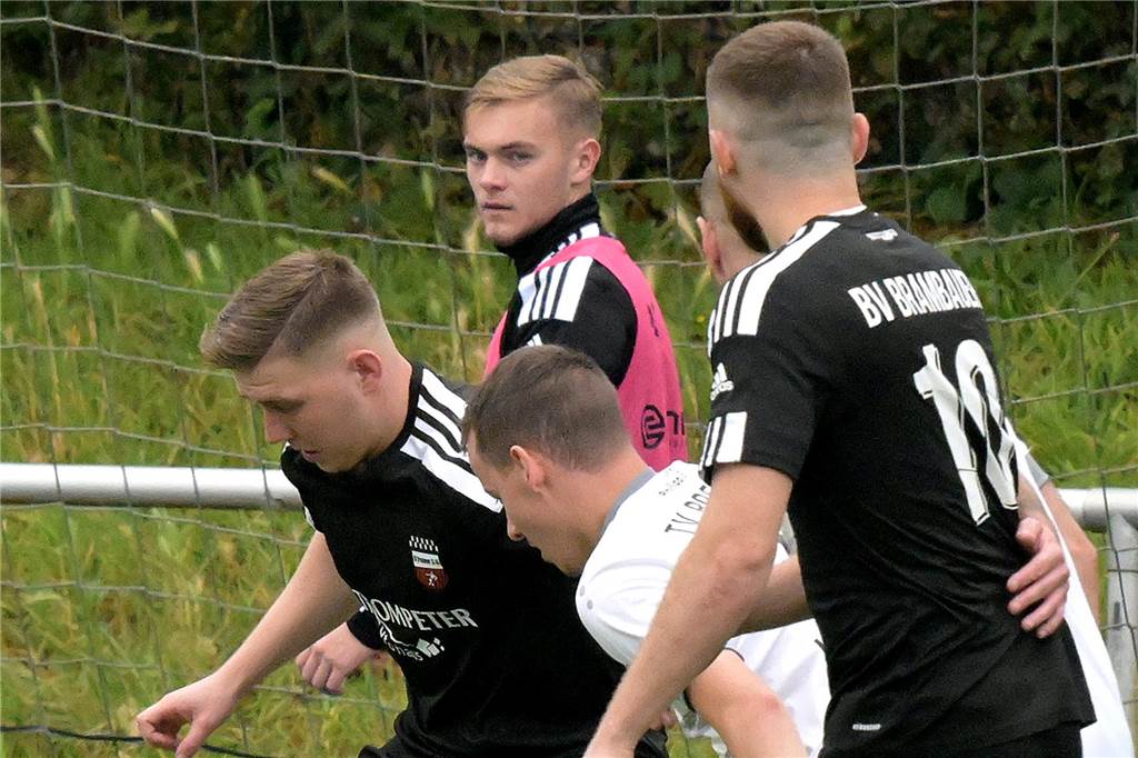 Andreas Wink rettet BV Brambauer einen Last-Minute-Punkt Andreas Wink beobachtet als Ersatzspieler das Spielgeschehen.