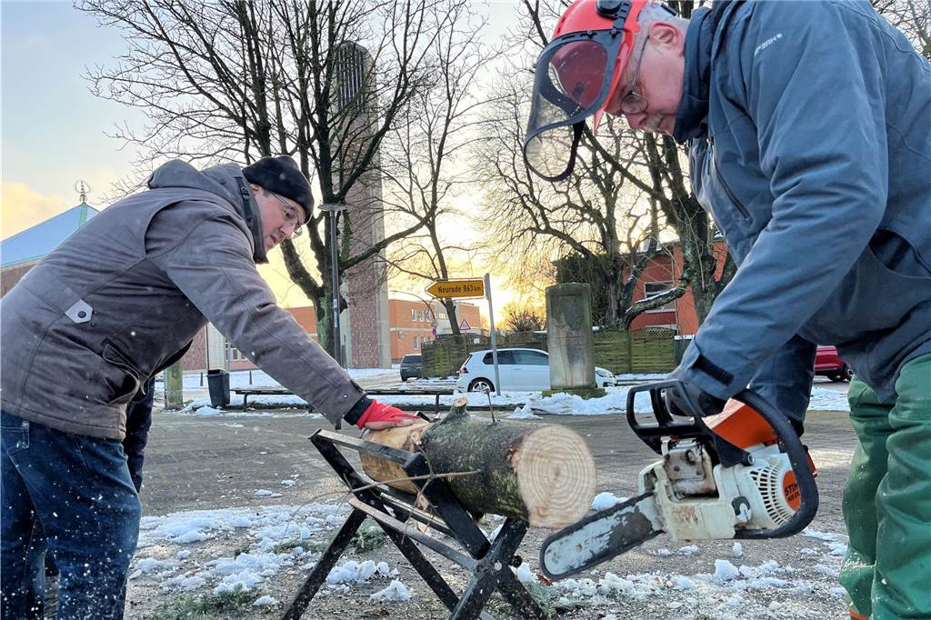 Schwerin feiert wie die Schweden: Wird aus „Knut“ eine kleine Tradition? Andreas Winkler zerteilte den Schweriner Weihnachtsbaum in seine Einzelteile.
