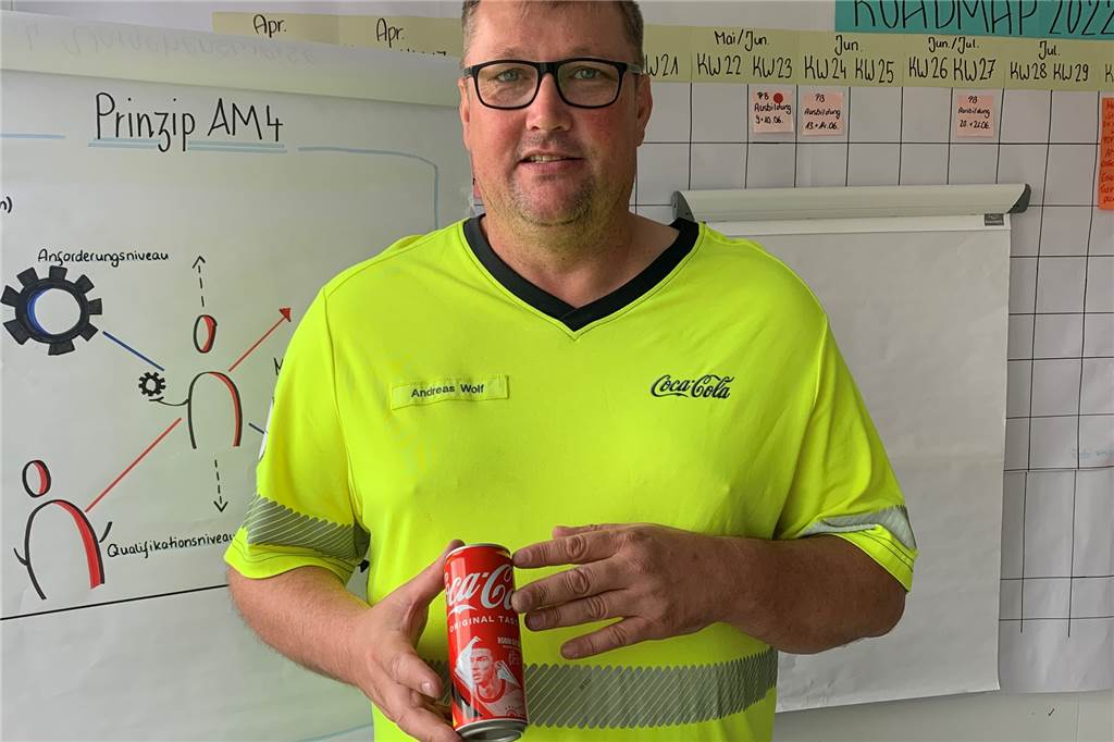 Dosen aus Dorsten: Der WM-Kader von Coca-Cola steht WM-Dose von Coca-Cola