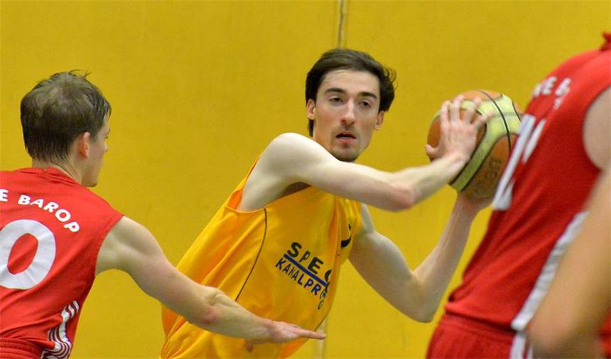 BGL bezwingt Kaiserau - Reserve verliert deutlich Andreas Wyppler (am Ball) erzielte 18 Punkte beim Sieg der BG Lünen gegen Kaiserau II.