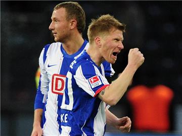 Andreas "Zecke" Neuendorf (r) ist vom DFB mit der Fair-Play-Medaille ausgezeichnet worden. Foto: Hannibal Hanschke