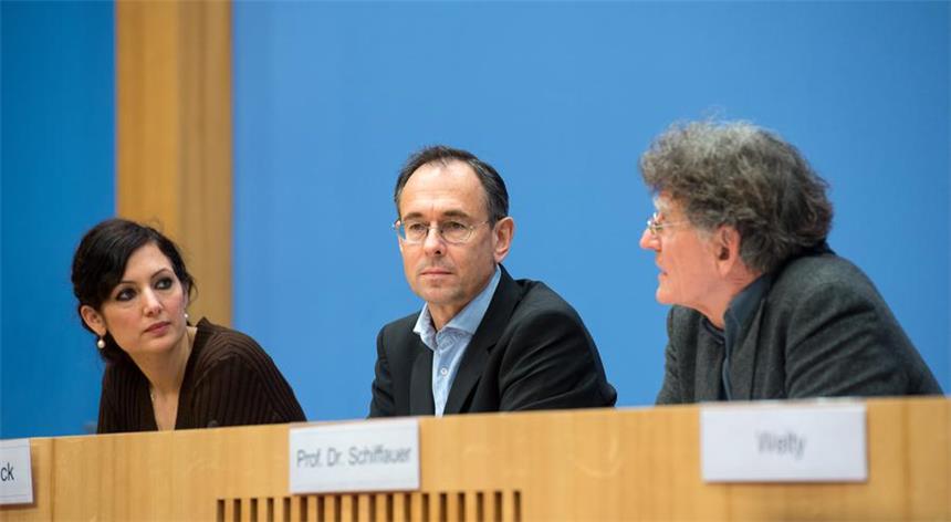 "Deutsche geben Sicherheit und Kontrolle gerne ab" Andreas Zick, Leiter des Instituts für interdisziplinäre Konflikt- und Gewaltforschung an der Uni Bielefeld, warnt vor Schubladendenken.