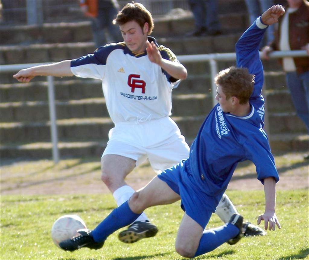 FC Castrop-Rauxel hat Pech: Waltroper Nothilfe wurde verlängert - Joker Sabra sticht sofort Andree Sabra (l.) - am Ball für den VfB Habinghorst in der Landesliga.