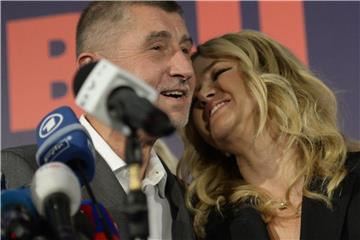 Andrej Babis und seine Ehefrau Monika Babis nach dem Wahlsieg. Foto: Kateøina ŠUlová