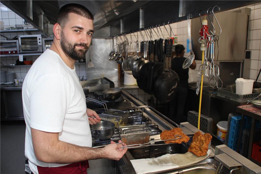 Andrej Cetenja ist im Brambauer Traditionsrestaurant "Allegro" einer der fleißigen Köche.
