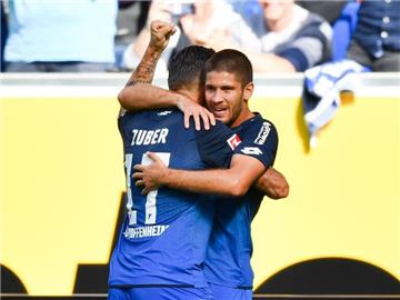 Andrej Kramaric (r) feiert seinen Treffer mit seinem Hoffenheimer Teamkollegen Steven Zuber. Foto: Uwe Anspach