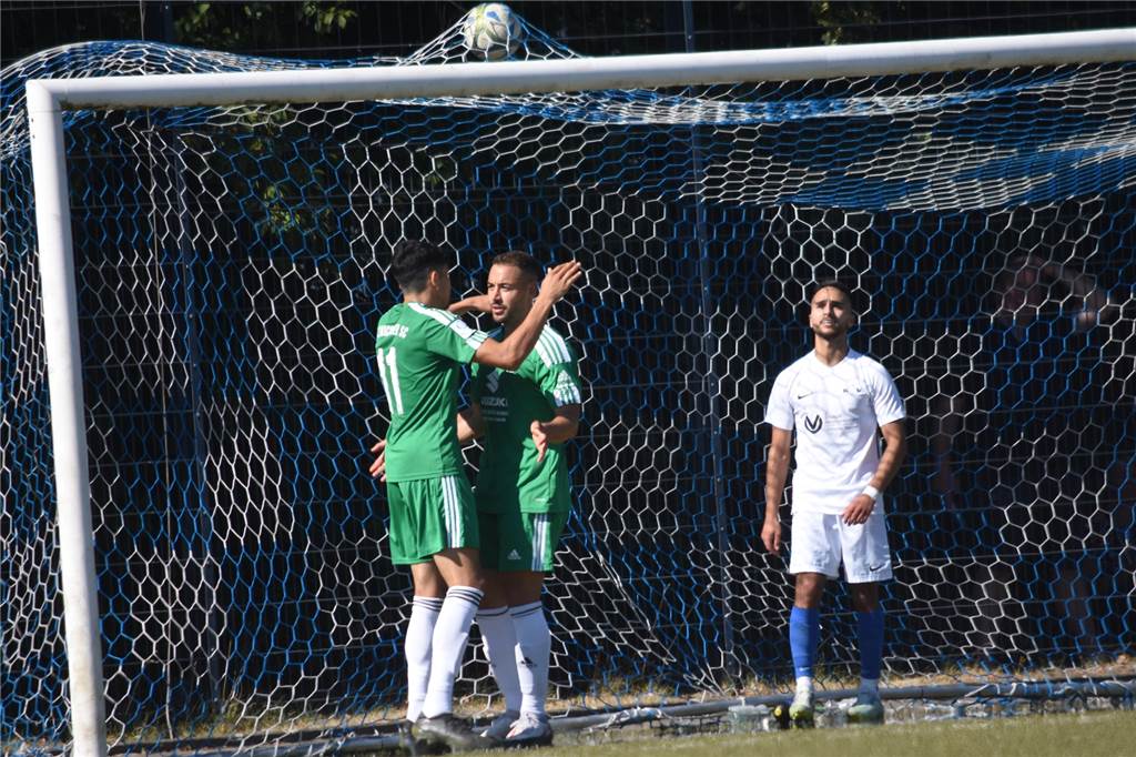 Holzwickeder SC schlägt kurzfristig verstärkten Königsborner SV im Westfalenpokal Andres Gerardo Gomez Dimas (l.) und Andreas Spais (M.) feiern das 5:2, Hassan Boulakhrif (r.) drischt den Ball vor Ärger nochmal ins obere Tornetz.