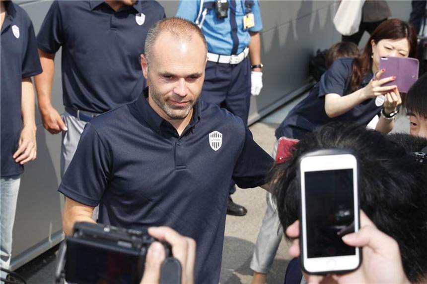 Reinfall bei Iniesta-Debüt in Japan: Vissel Kobe verliert Andres Iniesta (l) wird in Japan von Medienvertretern umringt. Foto: kyodo