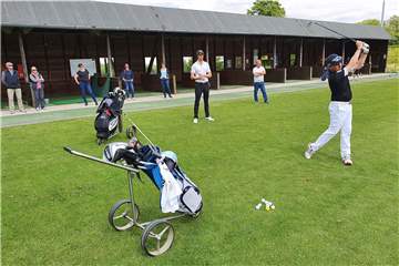 Andrew Shephard demonstriert die Schläge an der Driving Range.